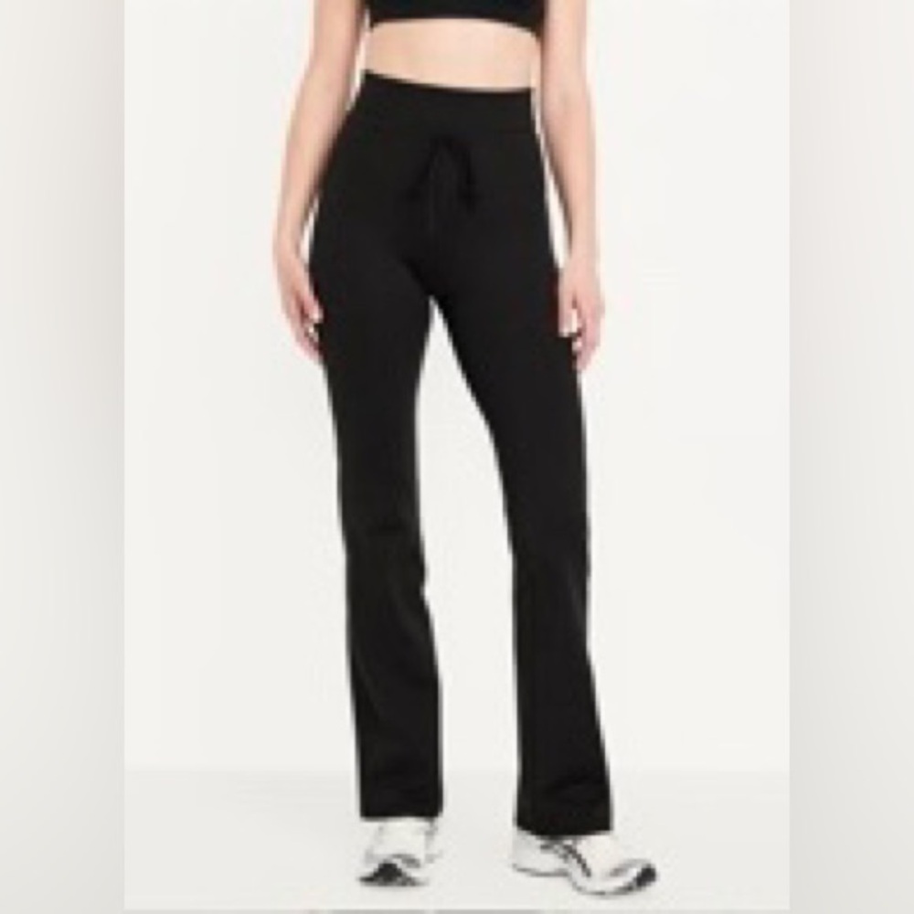 NWT Old Navy Women’s Extra High-Waisted CloudComfy Flare Leggings size M
